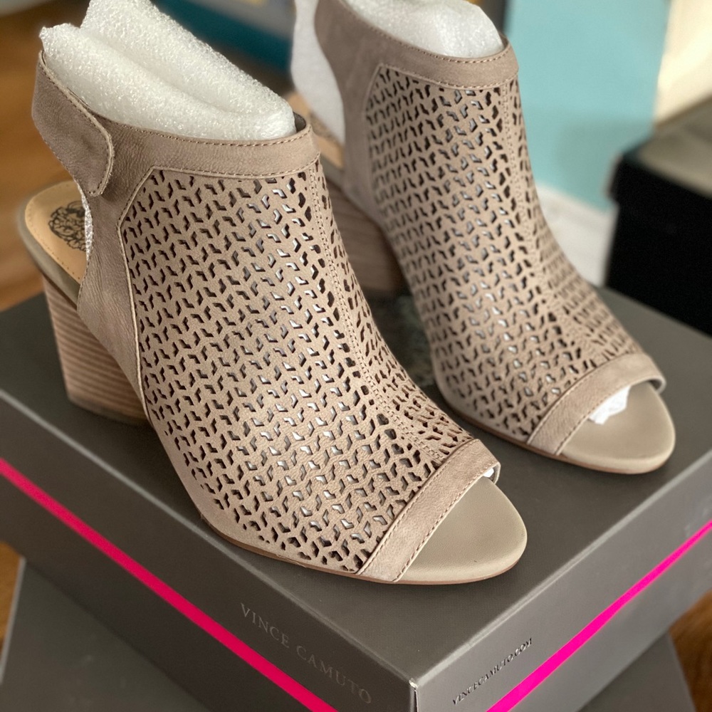 VINCE CAMUTO GRAY SUMMER SANDAL BOOTIES